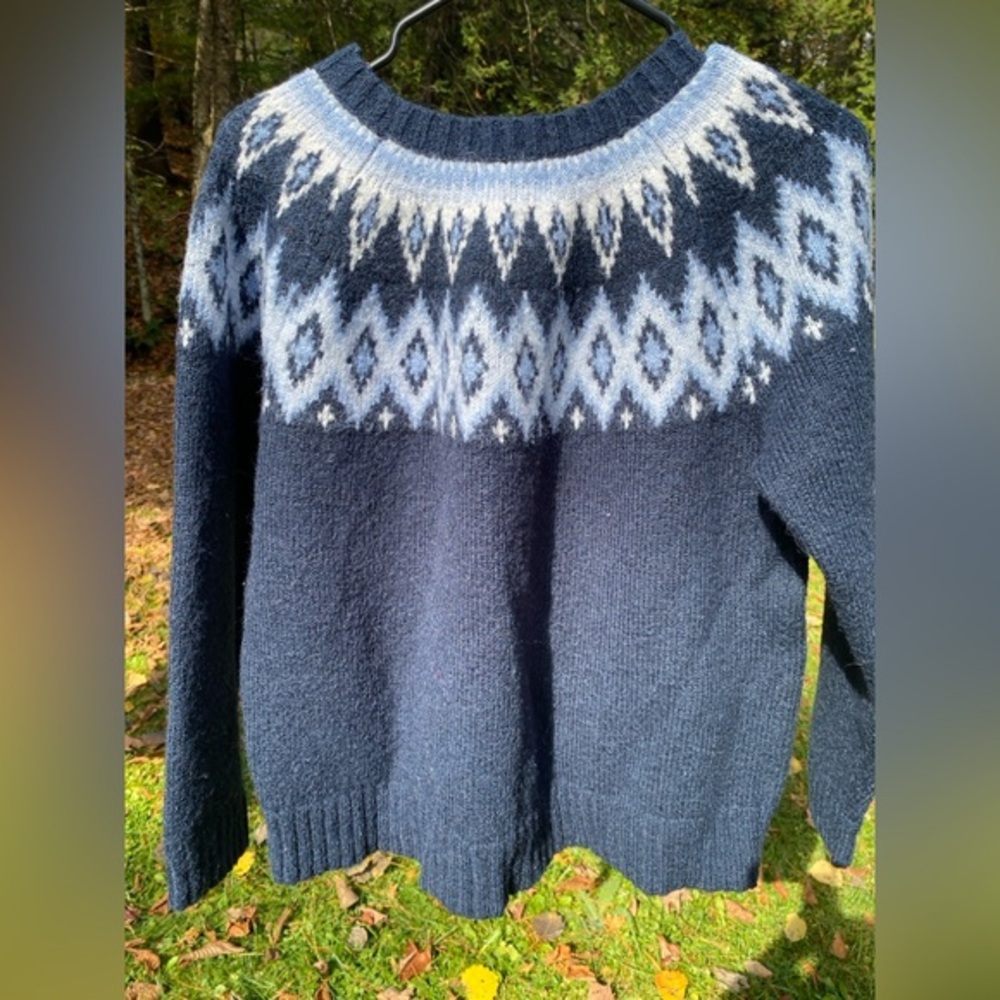Old Navy Dark Blue and White Sweater